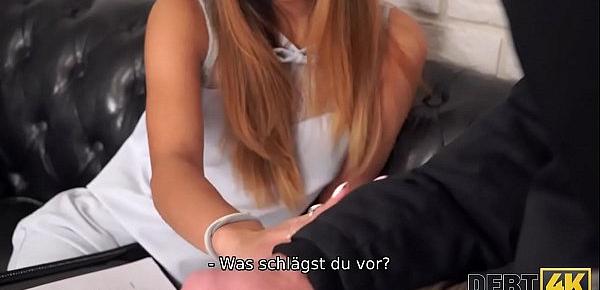 Debt4k. Das tätowierte Model Roxy Lips bezahlt Schulden
